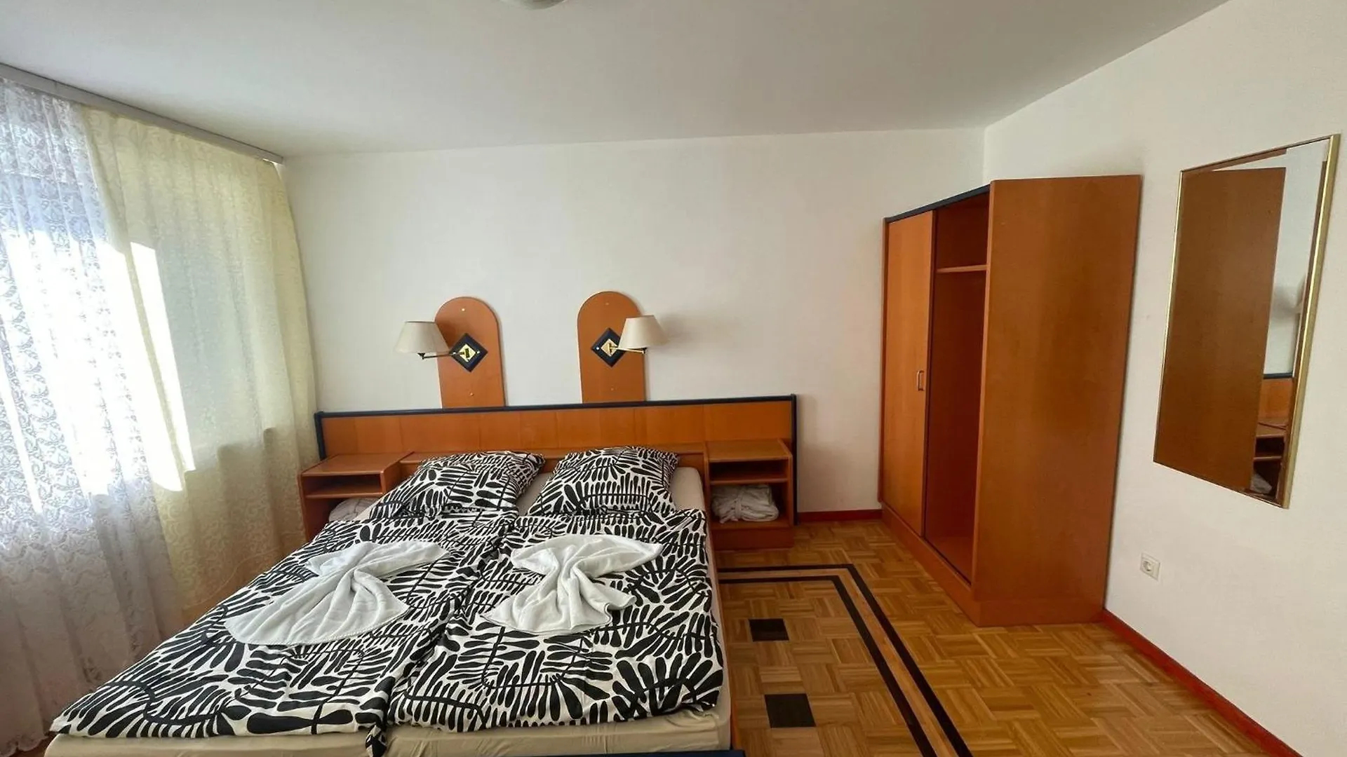 Pension Doppelbett Zimmer 12 Nuremberg Apartment