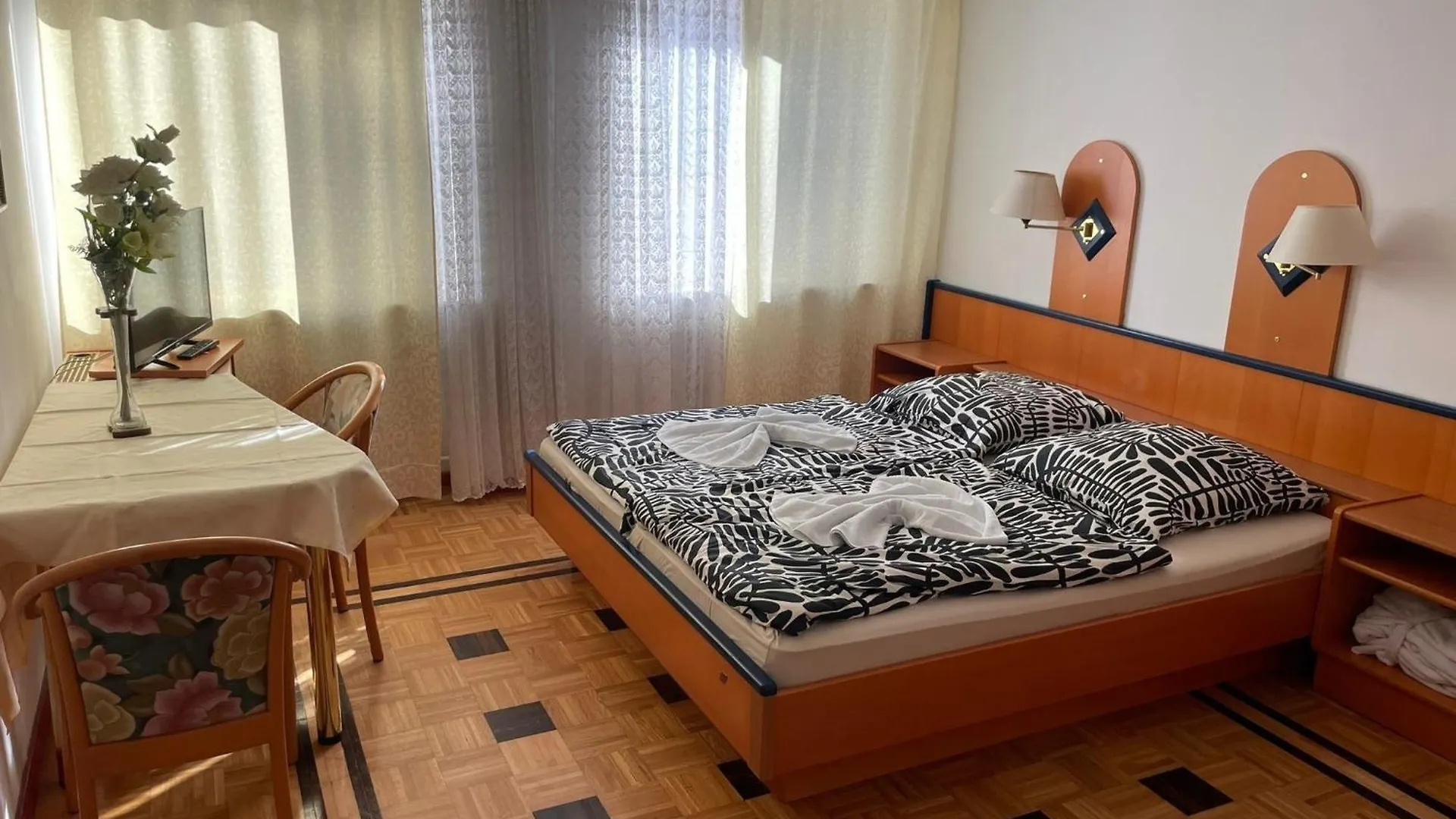 Pension Doppelbett Zimmer 12 Nuremberg Germany